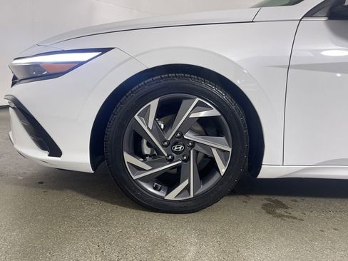 Used 2025 Hyundai Elantra SEL image 11