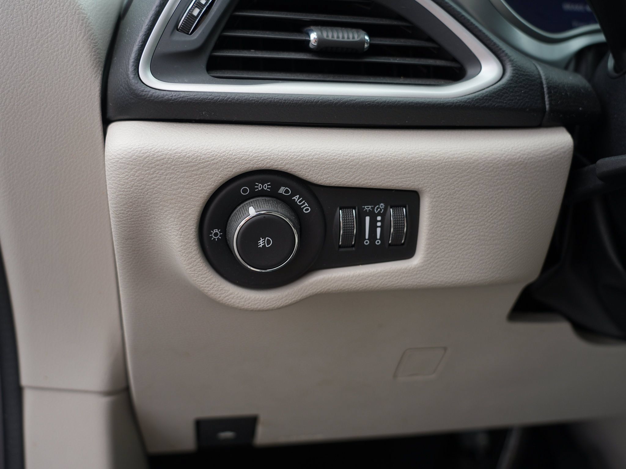 Used 2017 Chrysler Pacifica Touring Plus FWD image 18