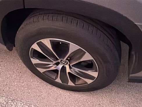 Used 2023 Toyota Highlander XLE image 9