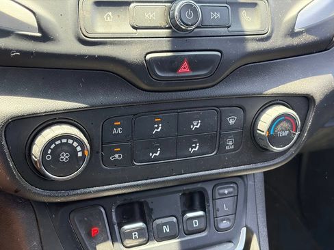 Used 2018 GMC Terrain SLE AWD/4WD image 9