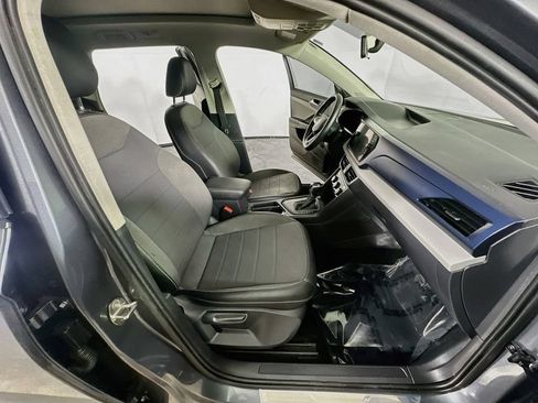 Used 2022 Volkswagen Taos SE w/ Panoramic Sunroof Package FWD image 11