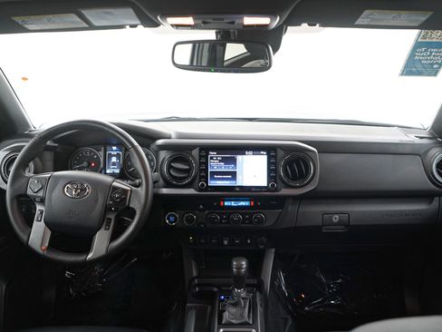 Used 2020 Toyota Tacoma TRD Sport w/ TRD Premium Sport Package AWD/4WD image 13