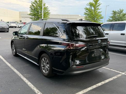 Used 2025 Toyota Sienna XLE FWD image 3