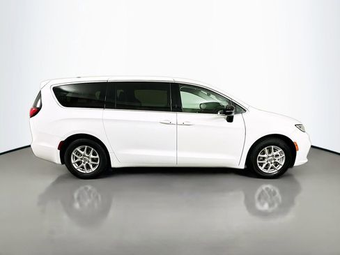 Used 2024 Chrysler Pacifica Touring-L image 4