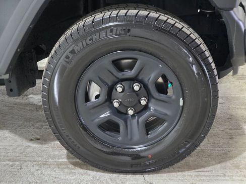 Used 2022 Jeep Wrangler Sport image 12