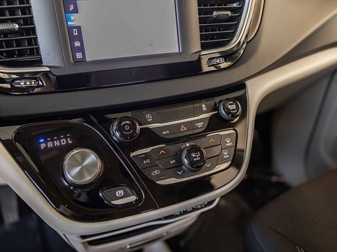 Used 2022 Chrysler Voyager LX image 30