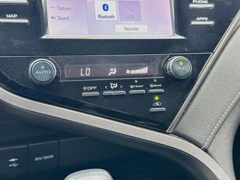 Used 2019 Toyota Camry SE w/ Carpet Mat Package FWD image 12