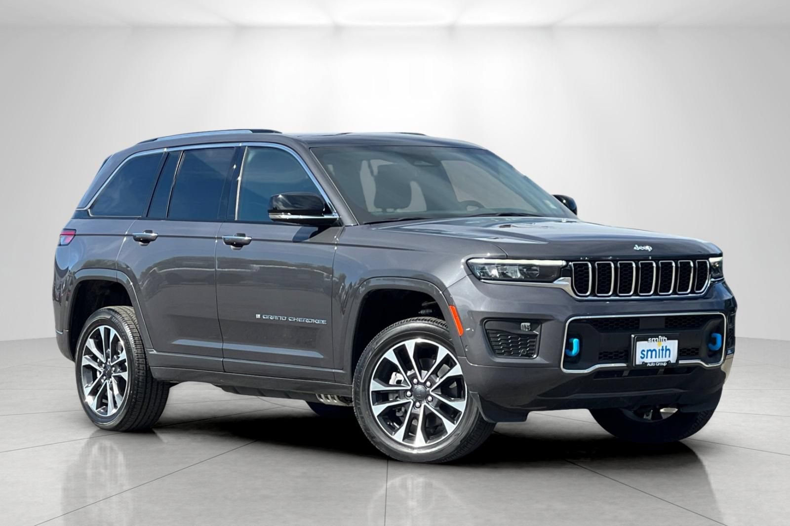 Used 2024 Jeep Grand Cherokee Overland w/ Luxury Tech Group IV AWD/4WD image 2