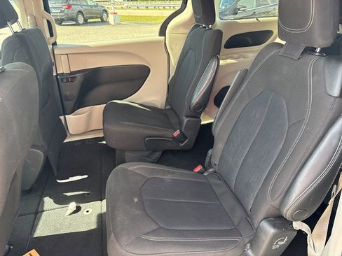Used 2023 Chrysler Voyager LX FWD image 9