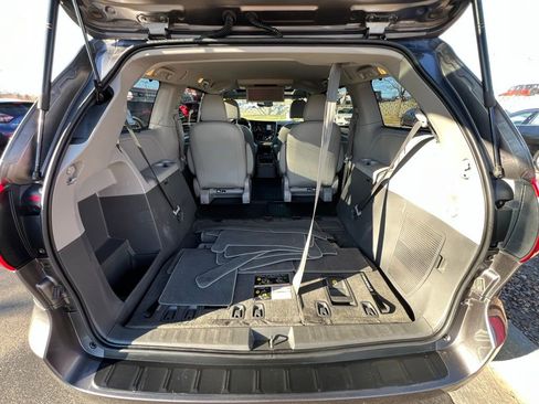 Used 2018 Toyota Sienna XLE image 26