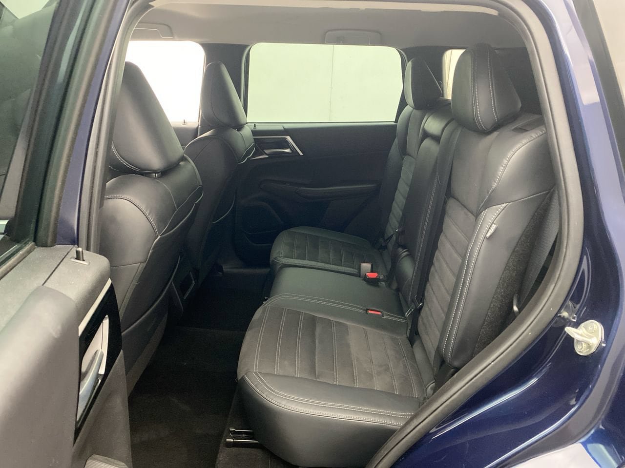 Used 2023 Mitsubishi Outlander SE AWD/4WD image 24