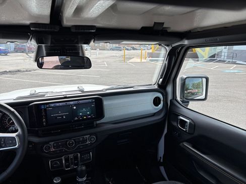 Used 2025 Jeep Wrangler Unlimited Sahara AWD/4WD image 33