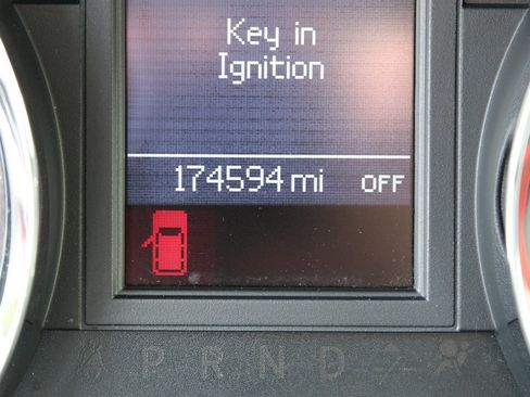 Used 2013 Chrysler Town & Country Touring-L image 9