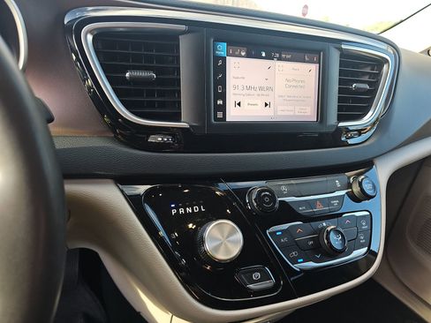 Used 2023 Chrysler Voyager LX FWD image 14