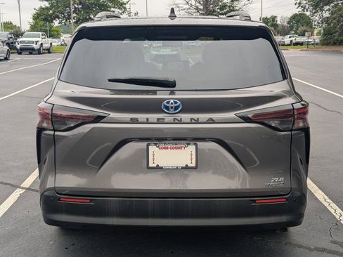 Used 2024 Toyota Sienna XLE FWD image 6