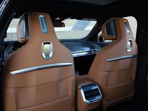 Used 2024 BMW 740i w/ Premium Package 2 image 24