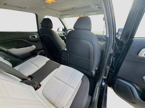 Used 2024 Hyundai Venue SEL FWD image 28