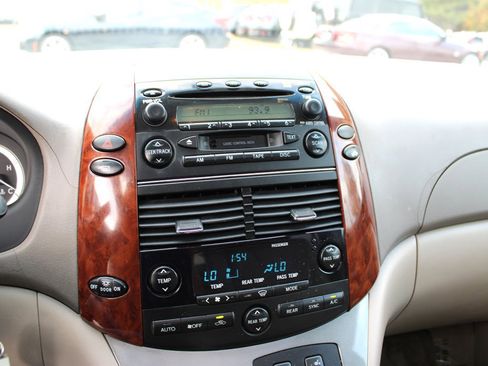 Used 2005 Toyota Sienna XLE image 28