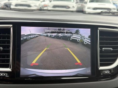 Used 2024 Chrysler Pacifica Touring-L FWD image 17