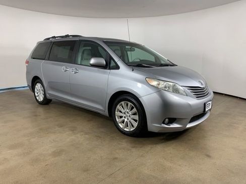 Used 2013 Toyota Sienna XLE AWD/4WD image 5