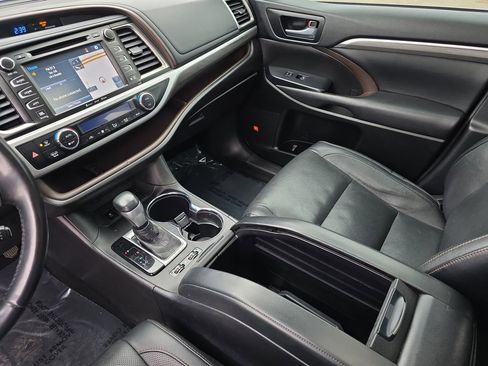 Used 2018 Toyota Highlander Limited image 23