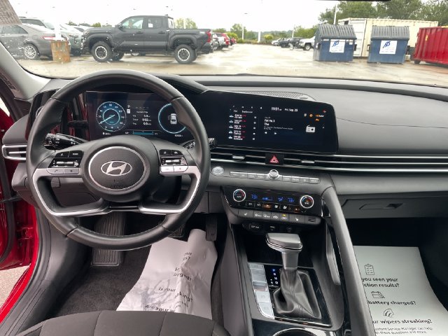 Used 2025 Hyundai Elantra SEL FWD image 22