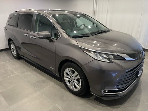 Used 2021 Toyota Sienna Limited AWD/4WD image 3