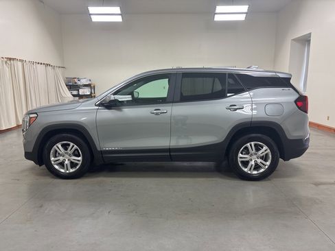 Used 2024 GMC Terrain SLE image 5