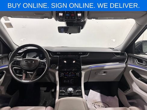 Used 2022 Jeep Grand Cherokee Overland w/ Luxury Tech Group IV AWD/4WD image 11