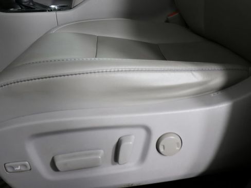 Used 2019 Toyota Highlander XLE AWD/4WD image 25