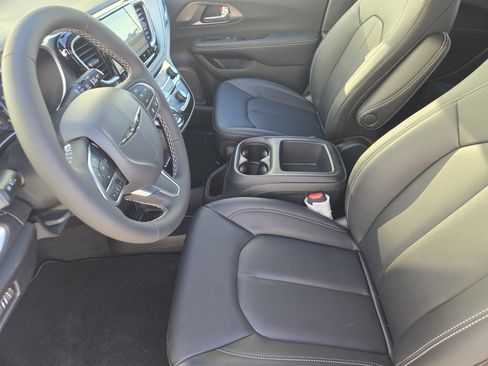 New 2026 Chrysler Pacifica Select image 10
