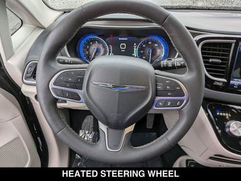 Used 2023 Chrysler Pacifica Touring-L FWD image 21