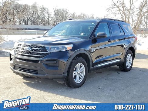 Used 2022 Ford Explorer XLT image 2