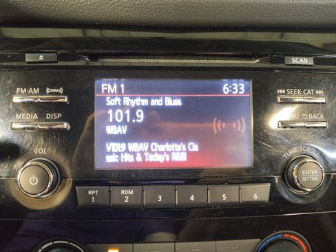 Used 2017 Nissan Rogue S AWD/4WD image 25