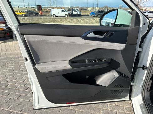 Certified 2024 Volkswagen Taos SE w/ Panoramic Sunroof Package image 11