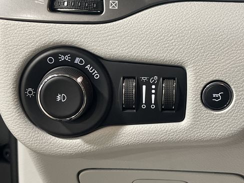 Used 2020 Jeep Cherokee Latitude Lux w/ Comfort/Convenience Group image 22