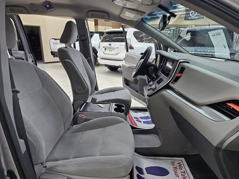 Used 2015 Toyota Sienna LE image 19