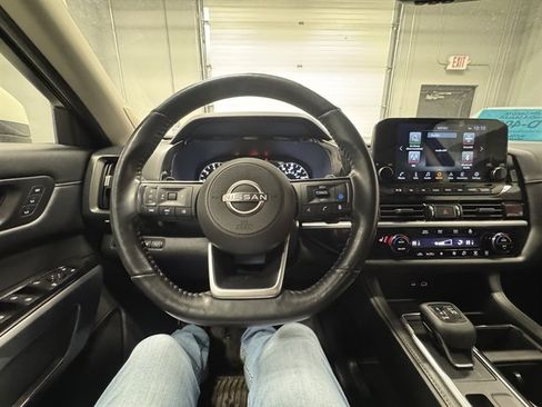 Used 2023 Nissan Pathfinder SL image 3
