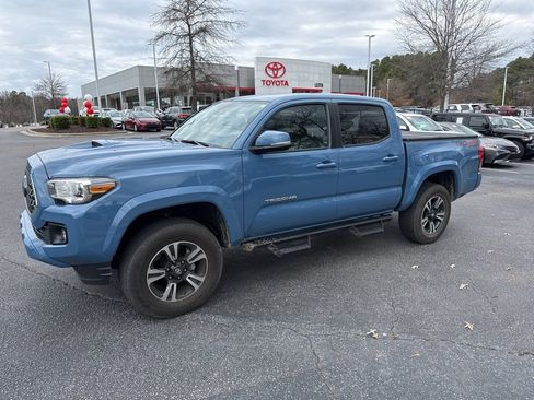 Used 2019 Toyota Tacoma TRD Sport image 2