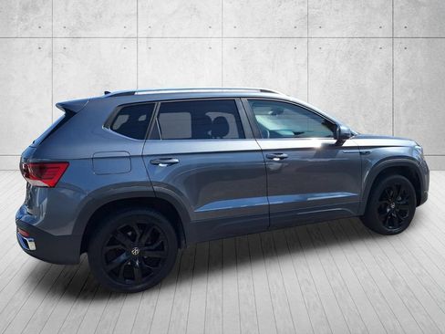 Used 2023 Volkswagen Taos SE w/ Panoramic Sunroof Package FWD image 5
