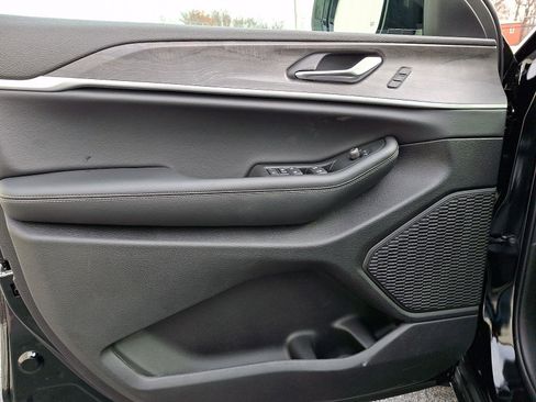 New 2025 Jeep Grand Cherokee Limited w/ Black Appearance Package image 8