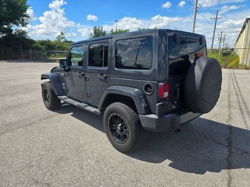 Used 2018 Jeep Wrangler Unlimited Sahara AWD/4WD image 5