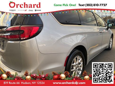 Used 2023 Chrysler Pacifica Touring image 3