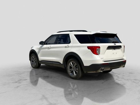 Used 2023 Ford Explorer XLT w/ Equipment Group 202A AWD/4WD image 4