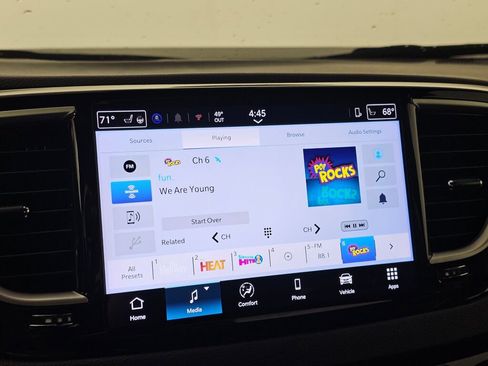 Used 2025 Chrysler Pacifica Select image 26