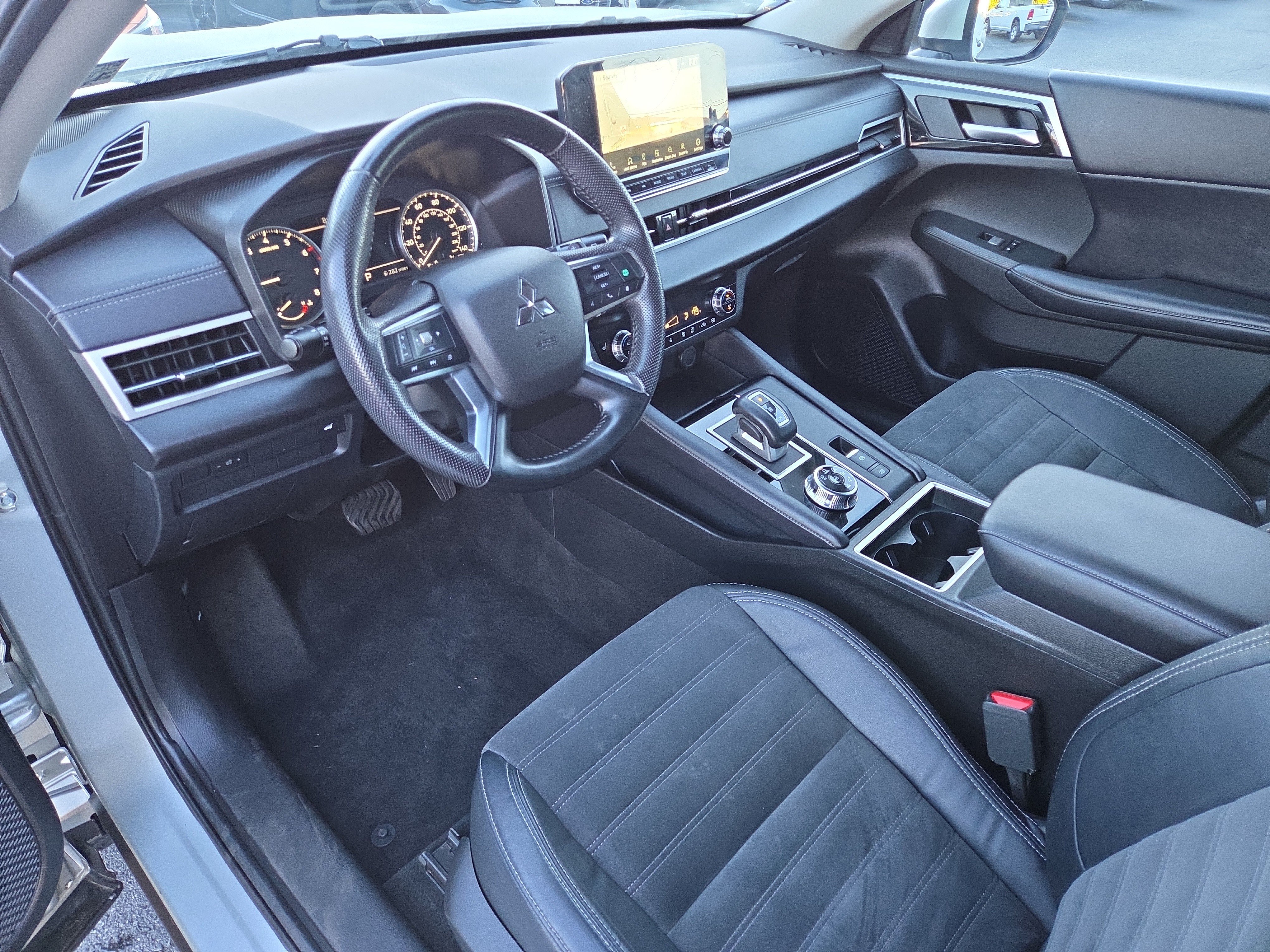 Used 2023 Mitsubishi Outlander SE AWD/4WD image 16