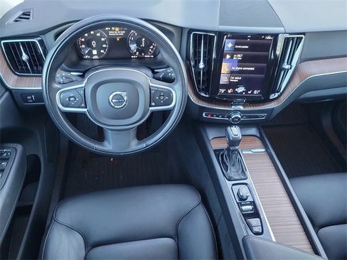 Used 2021 Volvo XC60 T5 Momentum w/ Advanced Package image 11