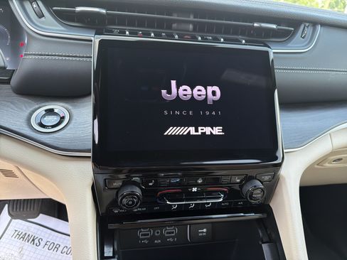 Certified 2025 Jeep Grand Cherokee Limited AWD/4WD image 19