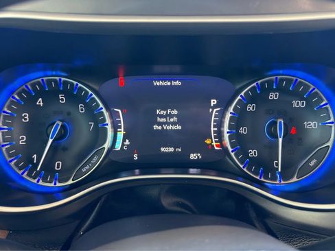 Used 2017 Chrysler Pacifica Limited w/ Advanced Safetytec Group FWD image 11