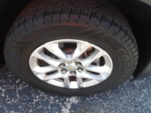 Used 2019 Chevrolet Traverse LT image 2